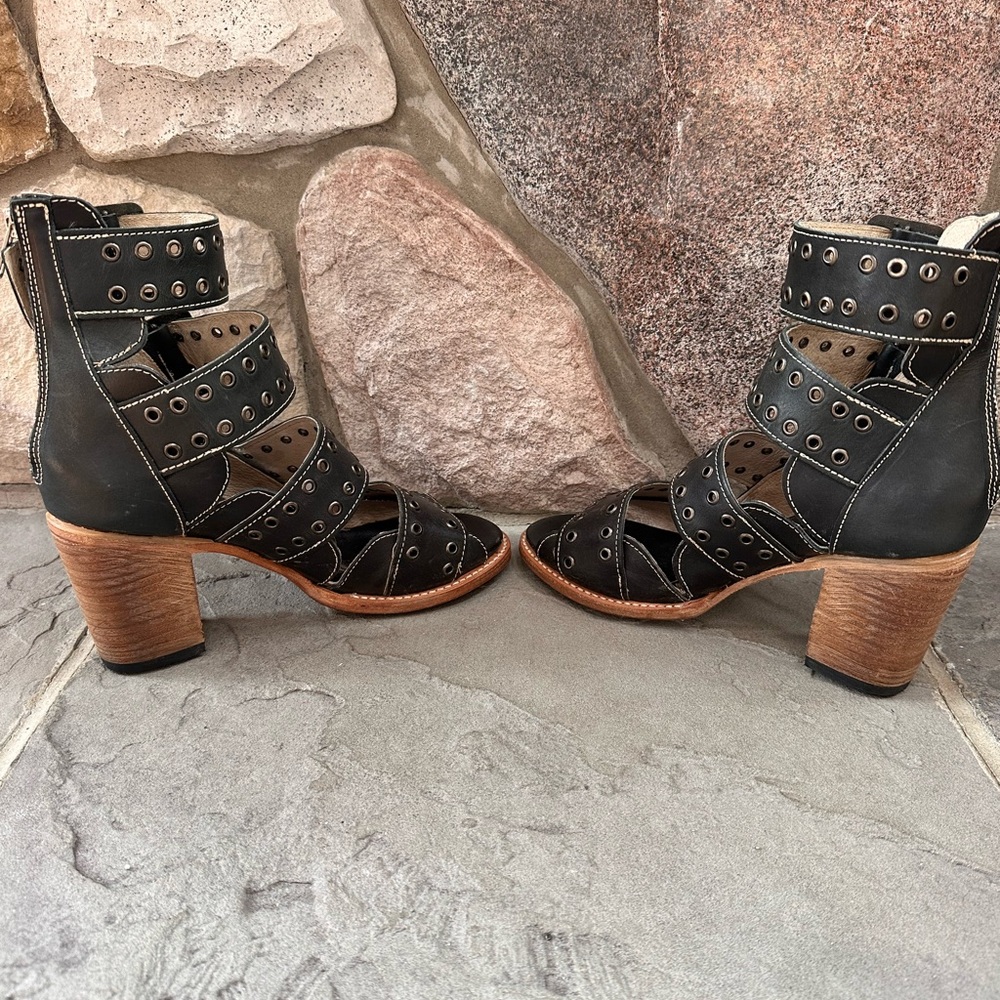 Freebird By Steven Blake Sandals / Boots. Block wooden heel.Leather upper - Picture 4 of 11